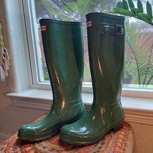 Hunter Original Tall Rain Boot in Hunter Dark Green/ Size: EU 38- US 7